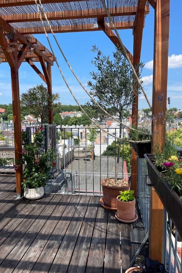 Dachterrasse mit Holzboden und Holzüberdachung über den Dächern Wiens.